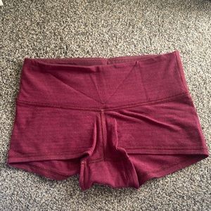 maroon lululemon shorts 4”